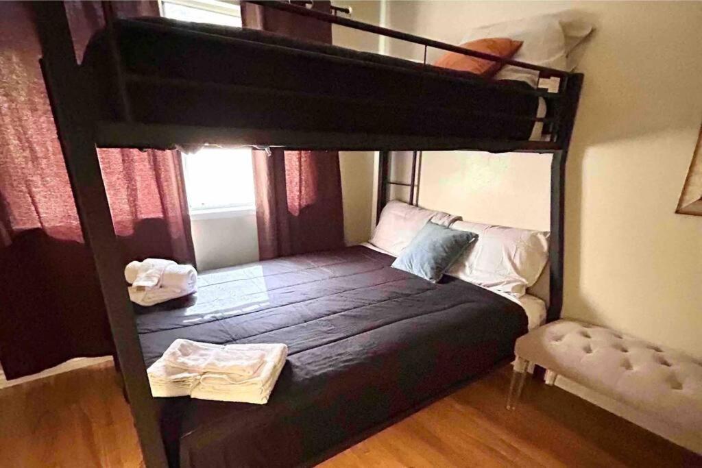 4 Miles To Strip / Big House With Pool Holiday home Las Vegas