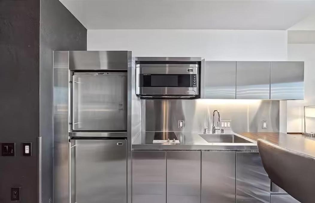 Luxury With Private Strip View Balcony *