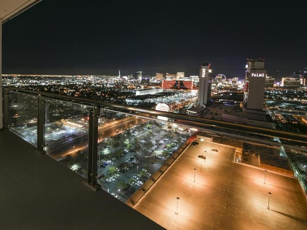 Luxury With Private Strip View Balcony *