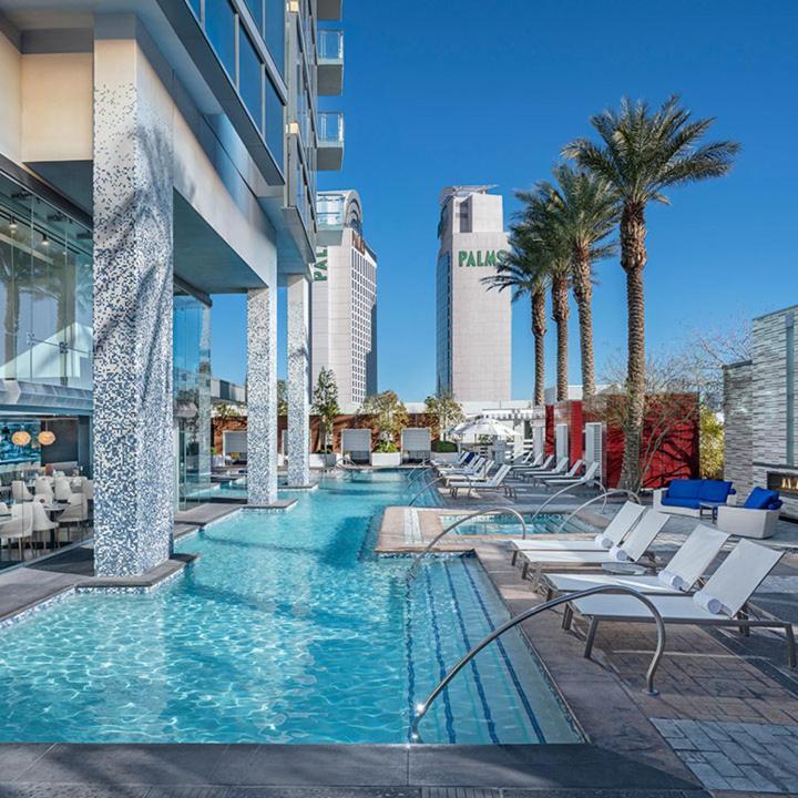 Luxury With Private Strip View Balcony *