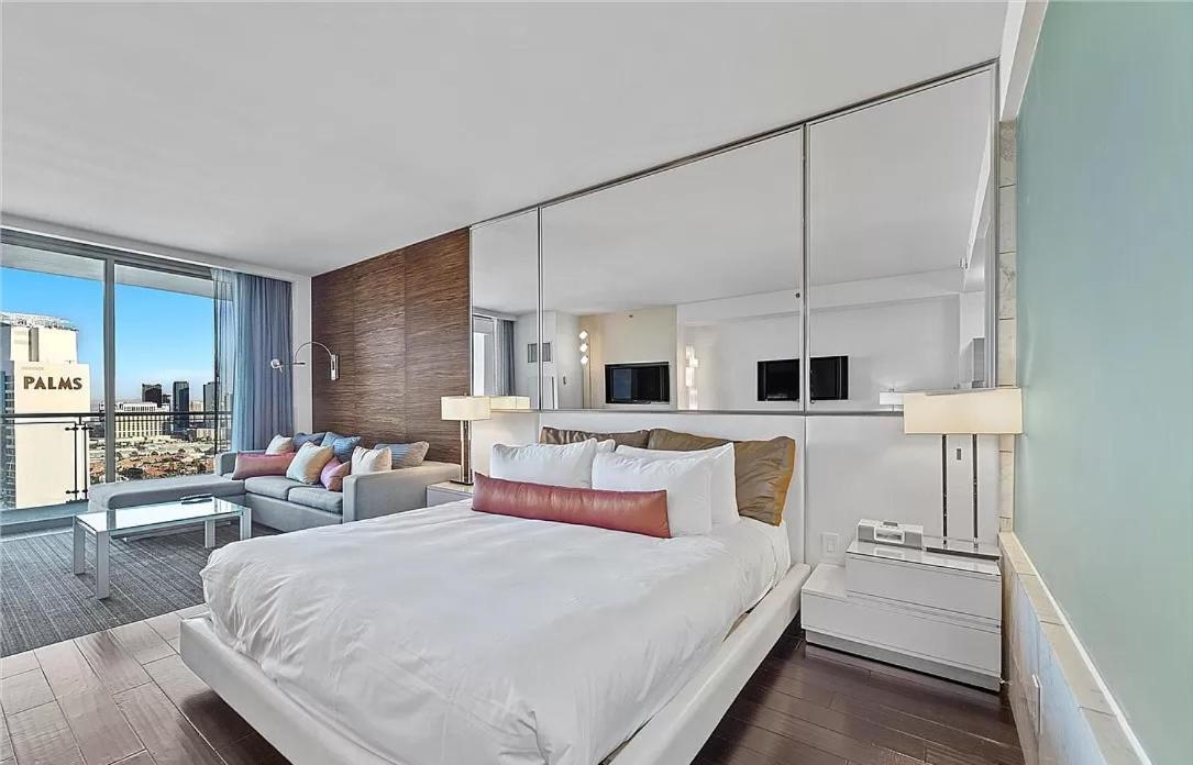 Luxury With Private Strip View Balcony Aparthotel