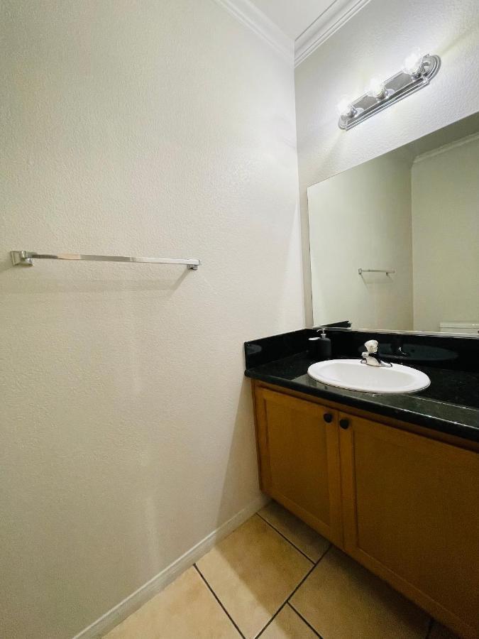3br King Suite/near Strip/wi-fi Holiday home Las Vegas