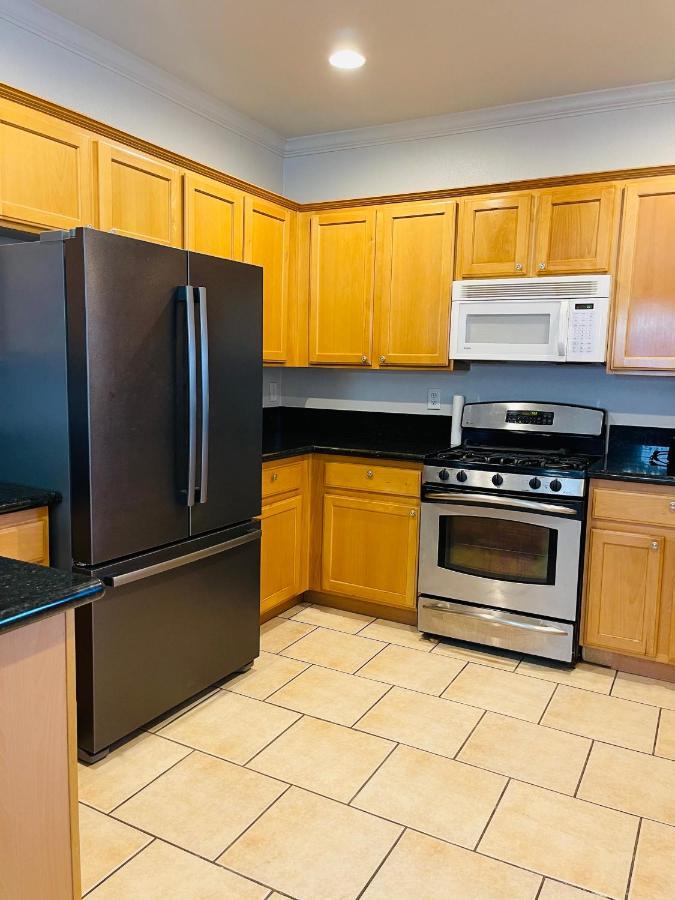 Holiday home 3br King Suite/near Strip/wi-fi