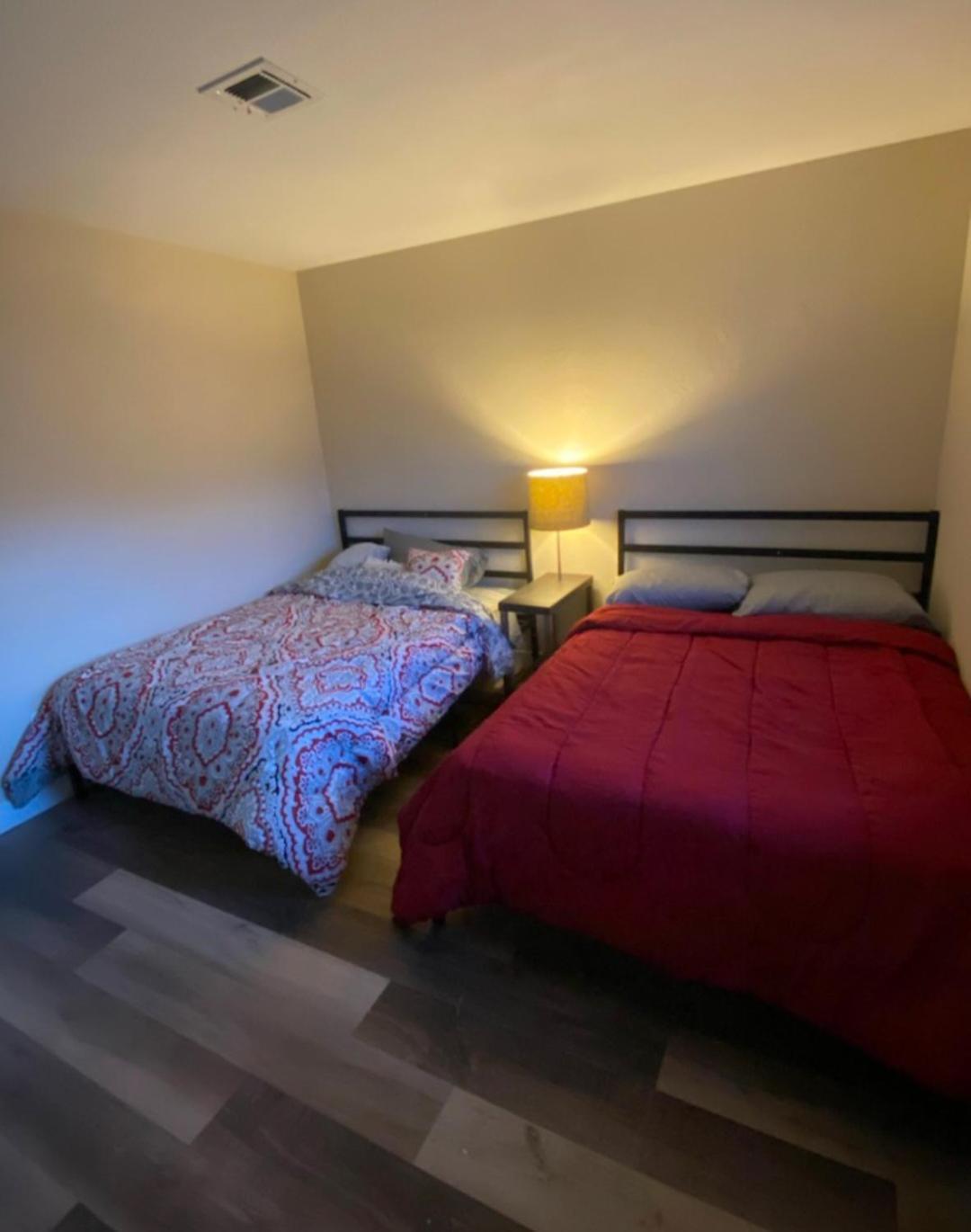 Homestay Private Room. 5 Mins From Freemont. 10 Mins From Strip