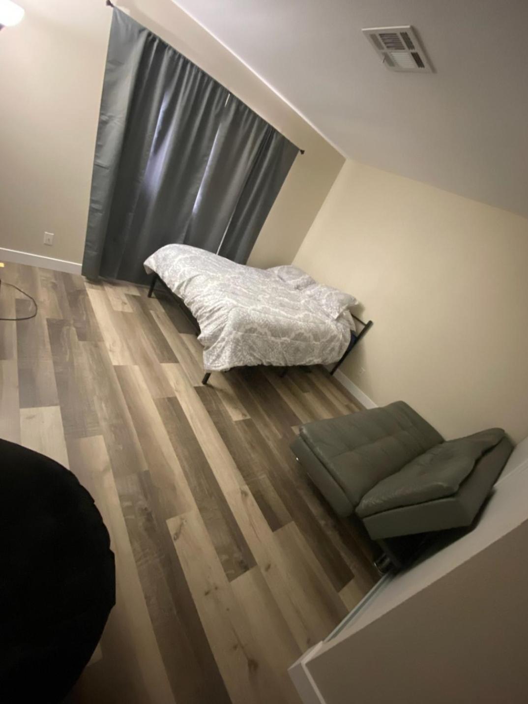 Homestay Private Room. 5 Mins From Freemont. 10 Mins From Strip *