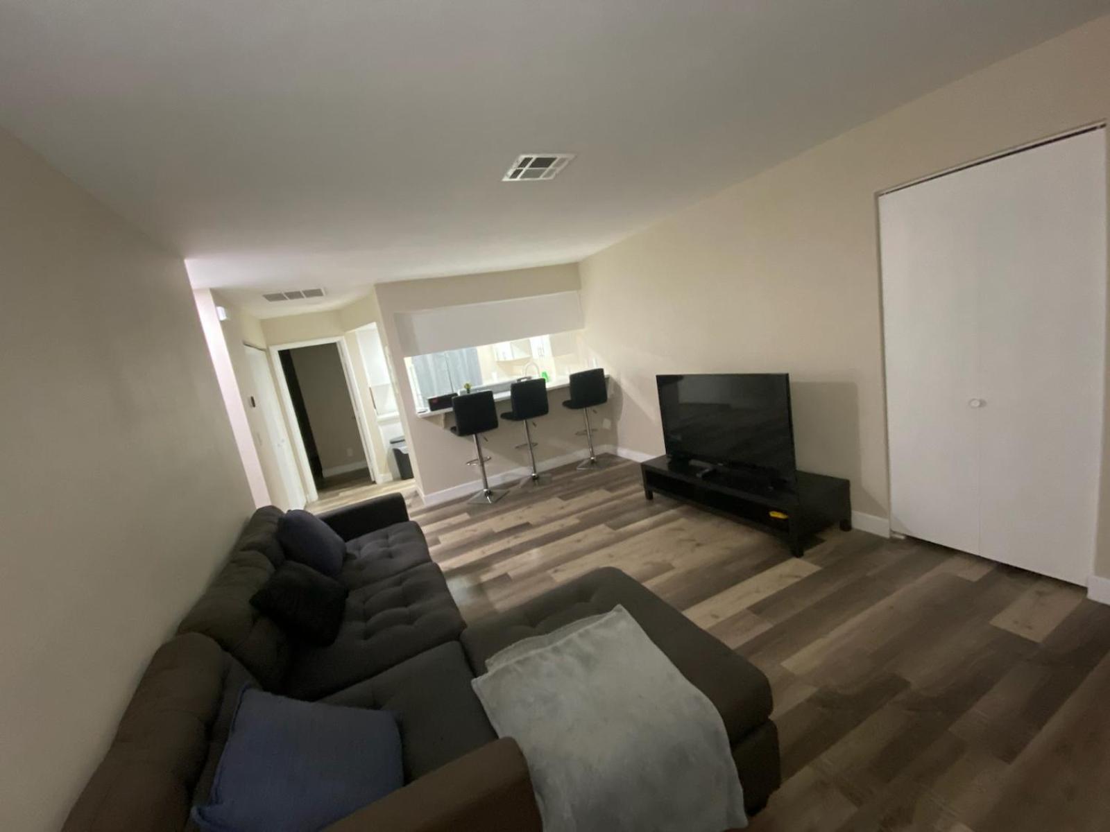 Homestay Private Room. 5 Mins From Freemont. 10 Mins From Strip
