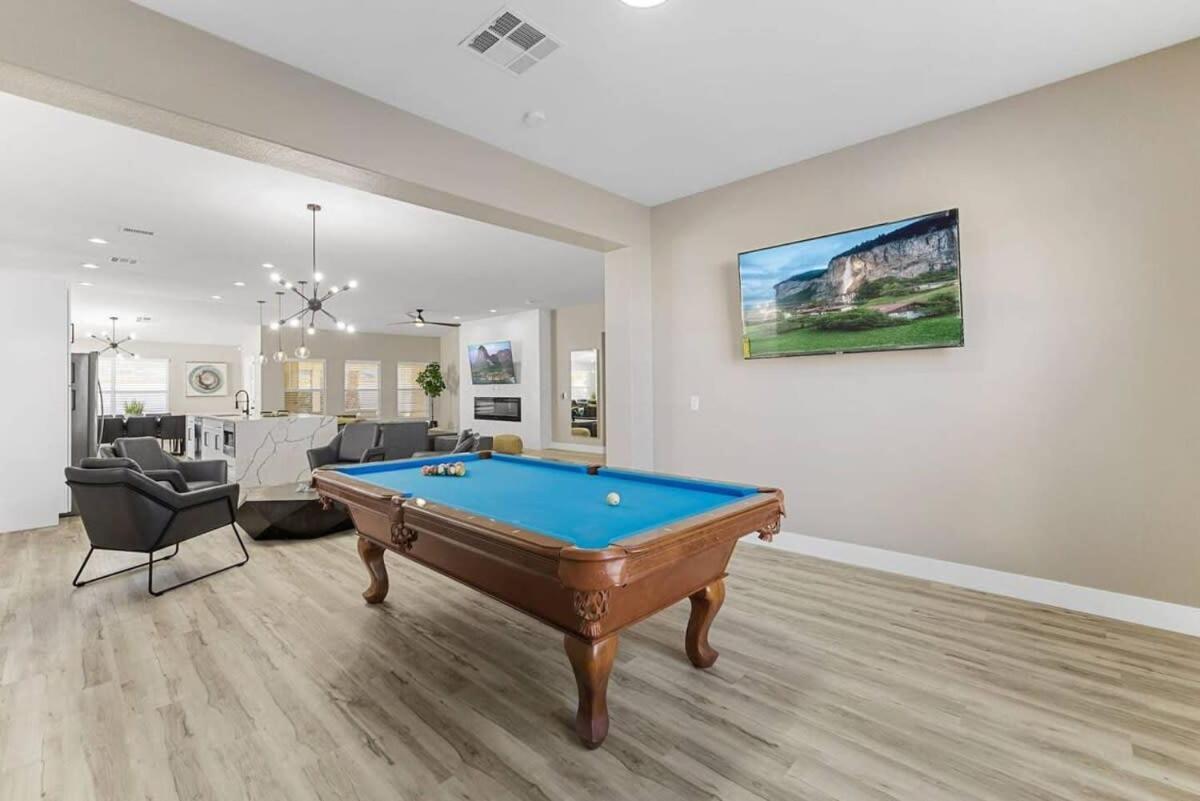 Villa 1-story Getaway W Pool, Jacuzzi & Firepit, Sleeps 10