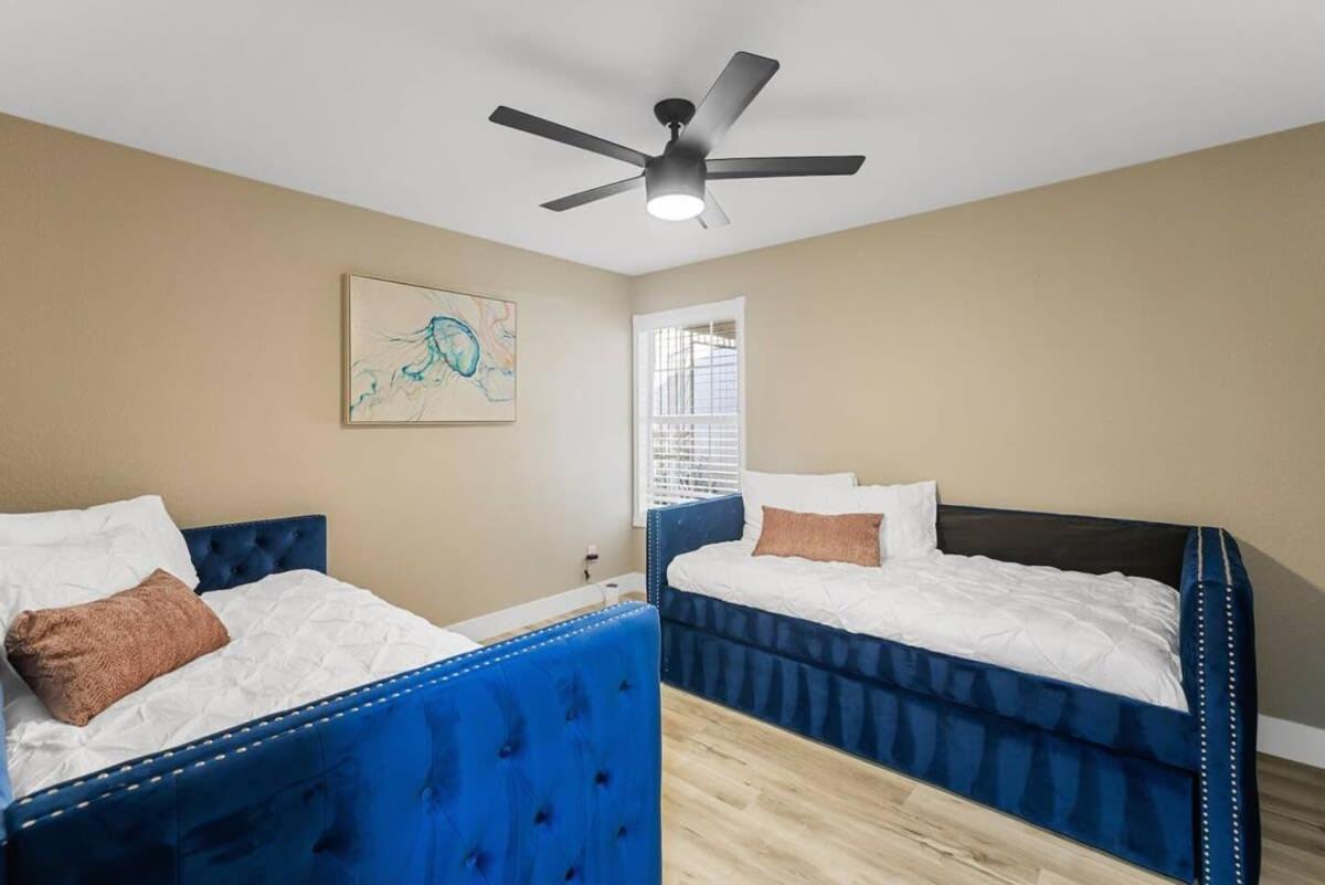 Villa 1-story Getaway W Pool, Jacuzzi & Firepit, Sleeps 10