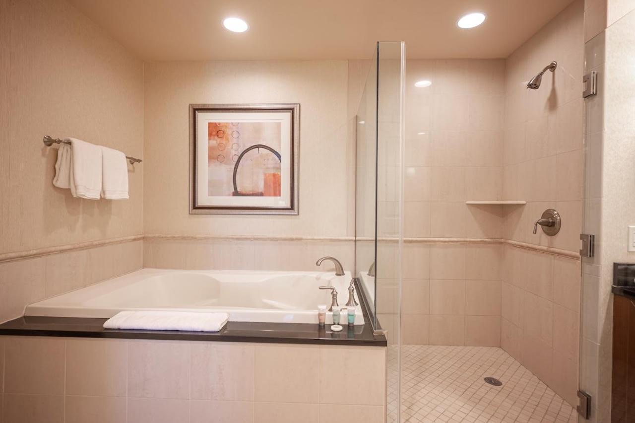 No Fee Strip View Balcony+free Valet+ Pool Holiday home *