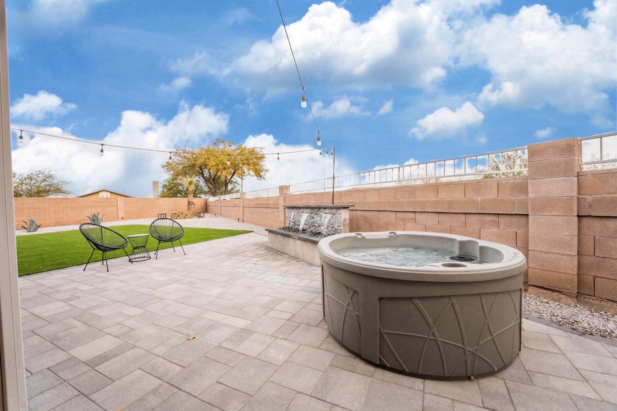 Vegas-style Desert Luxury: Themed Bedrooms, Game Room, Fire Pit & Jacuzzi. Only 20 Min To The Strip! Villa