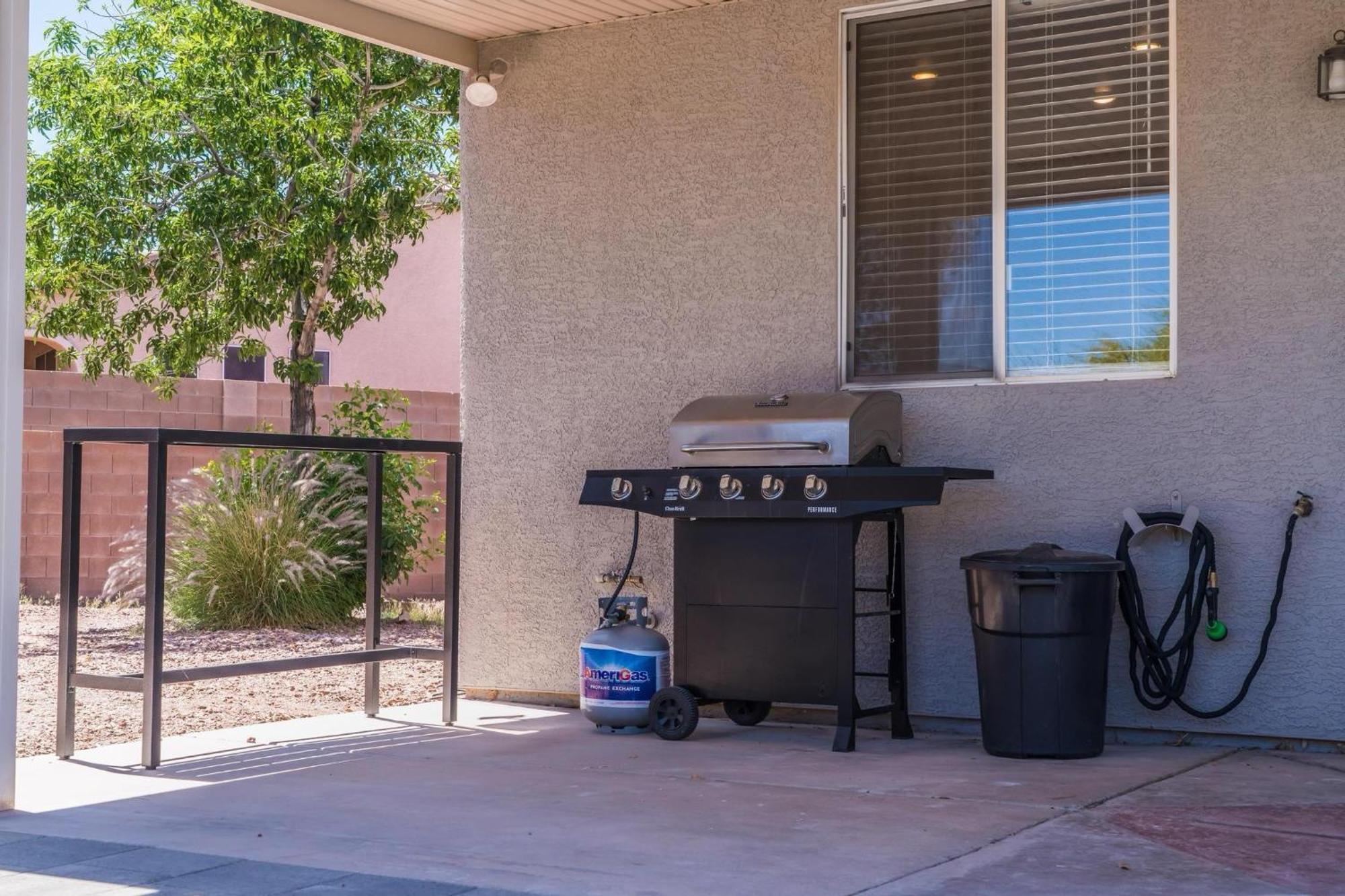 Vegas-style Desert Luxury: Themed Bedrooms, Game Room, Fire Pit & Jacuzzi. Only 20 Min To The Strip! * Las Vegas