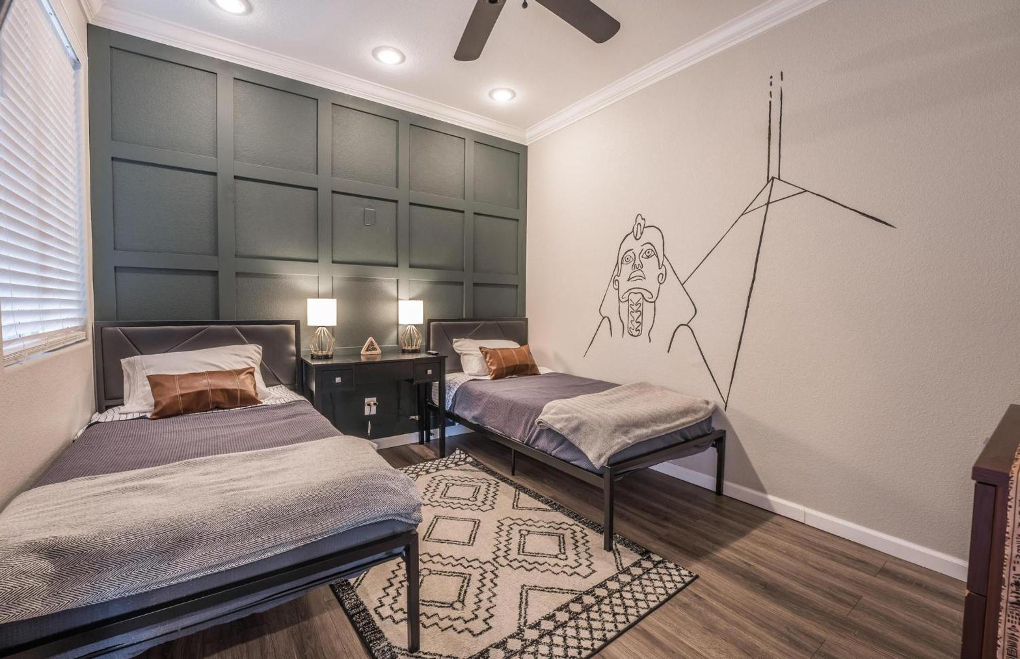 Vegas-style Desert Luxury: Themed Bedrooms, Game Room, Fire Pit & Jacuzzi. Only 20 Min To The Strip! *