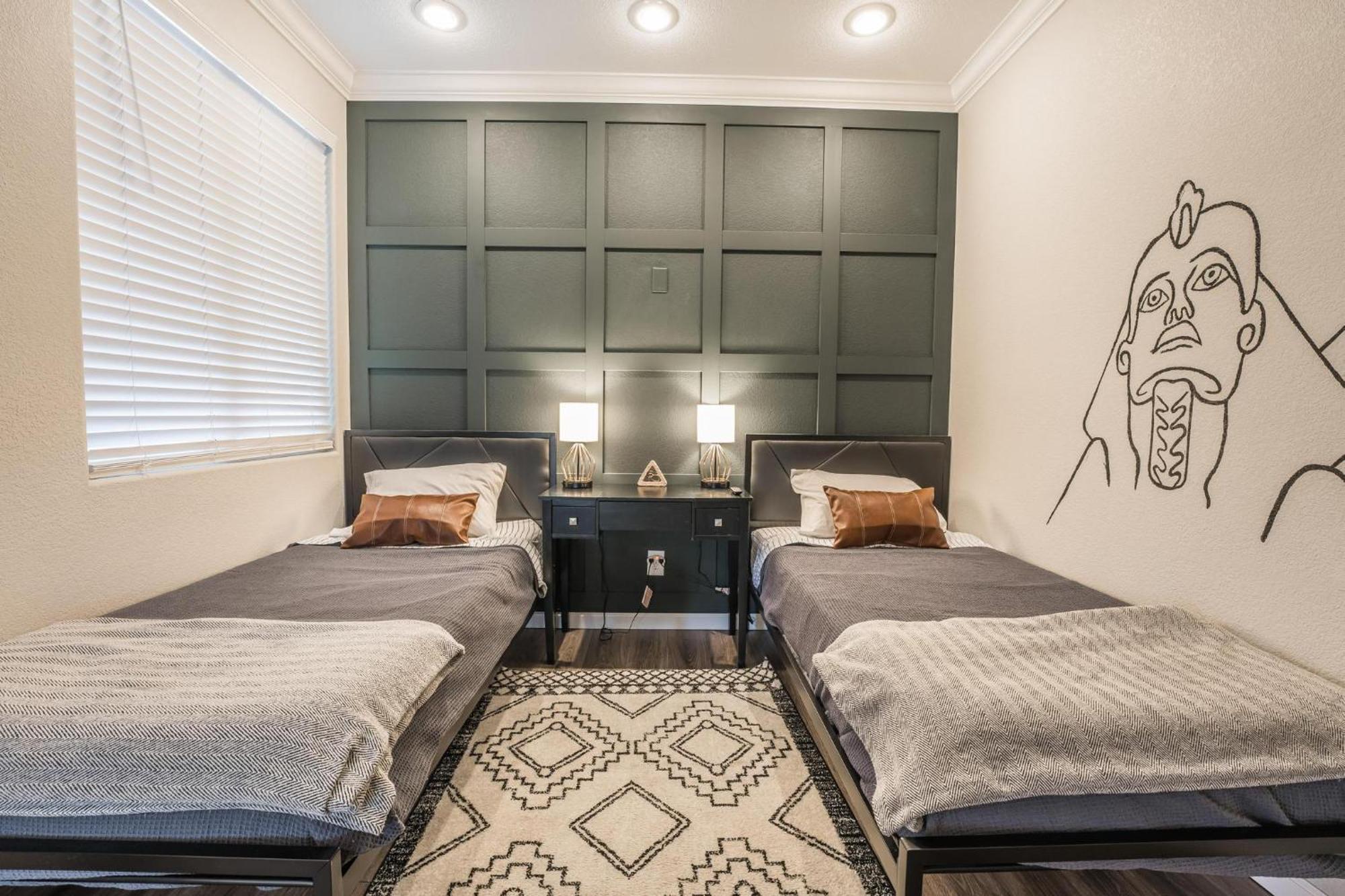 Villa Vegas-style Desert Luxury: Themed Bedrooms, Game Room, Fire Pit & Jacuzzi. Only 20 Min To The Strip! Las Vegas