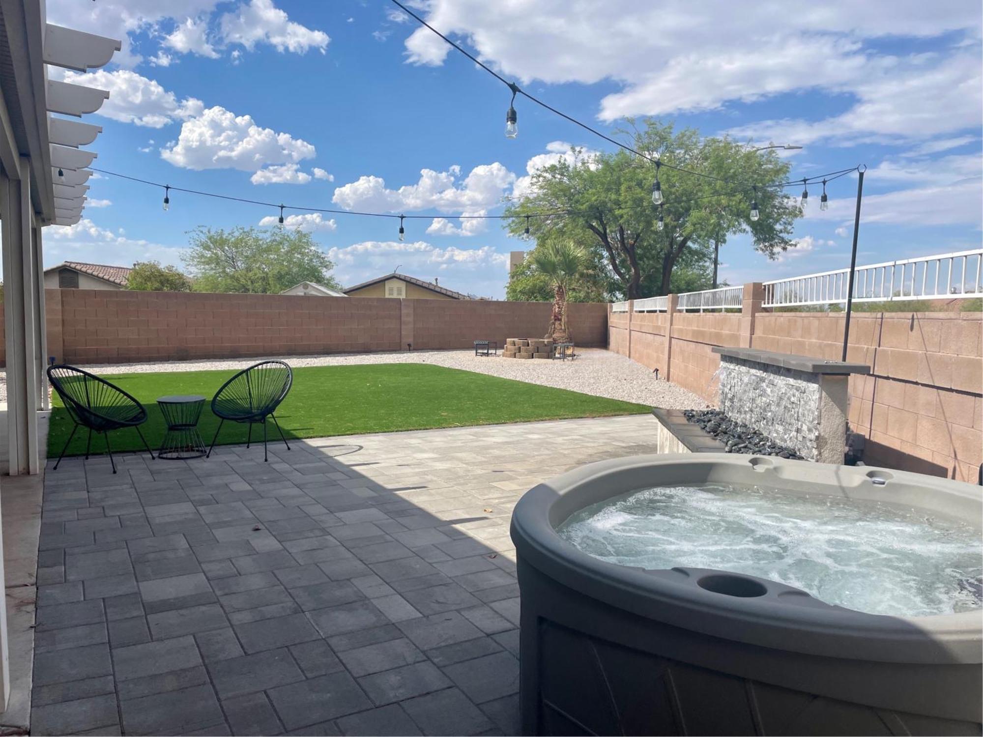Villa Vegas-style Desert Luxury: Themed Bedrooms, Game Room, Fire Pit & Jacuzzi. Only 20 Min To The Strip! Las Vegas