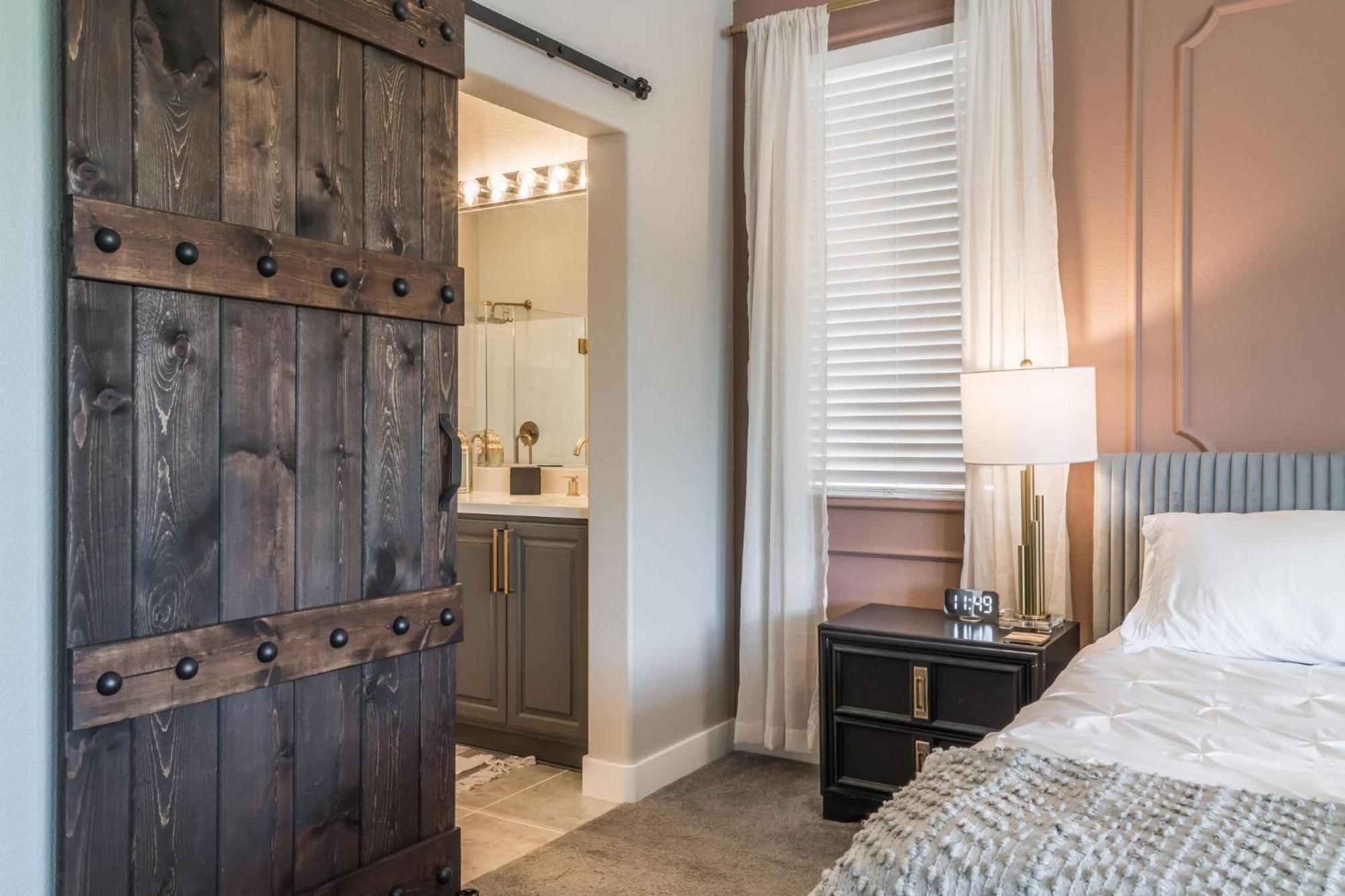 Vegas-style Desert Luxury: Themed Bedrooms, Game Room, Fire Pit & Jacuzzi. Only 20 Min To The Strip!