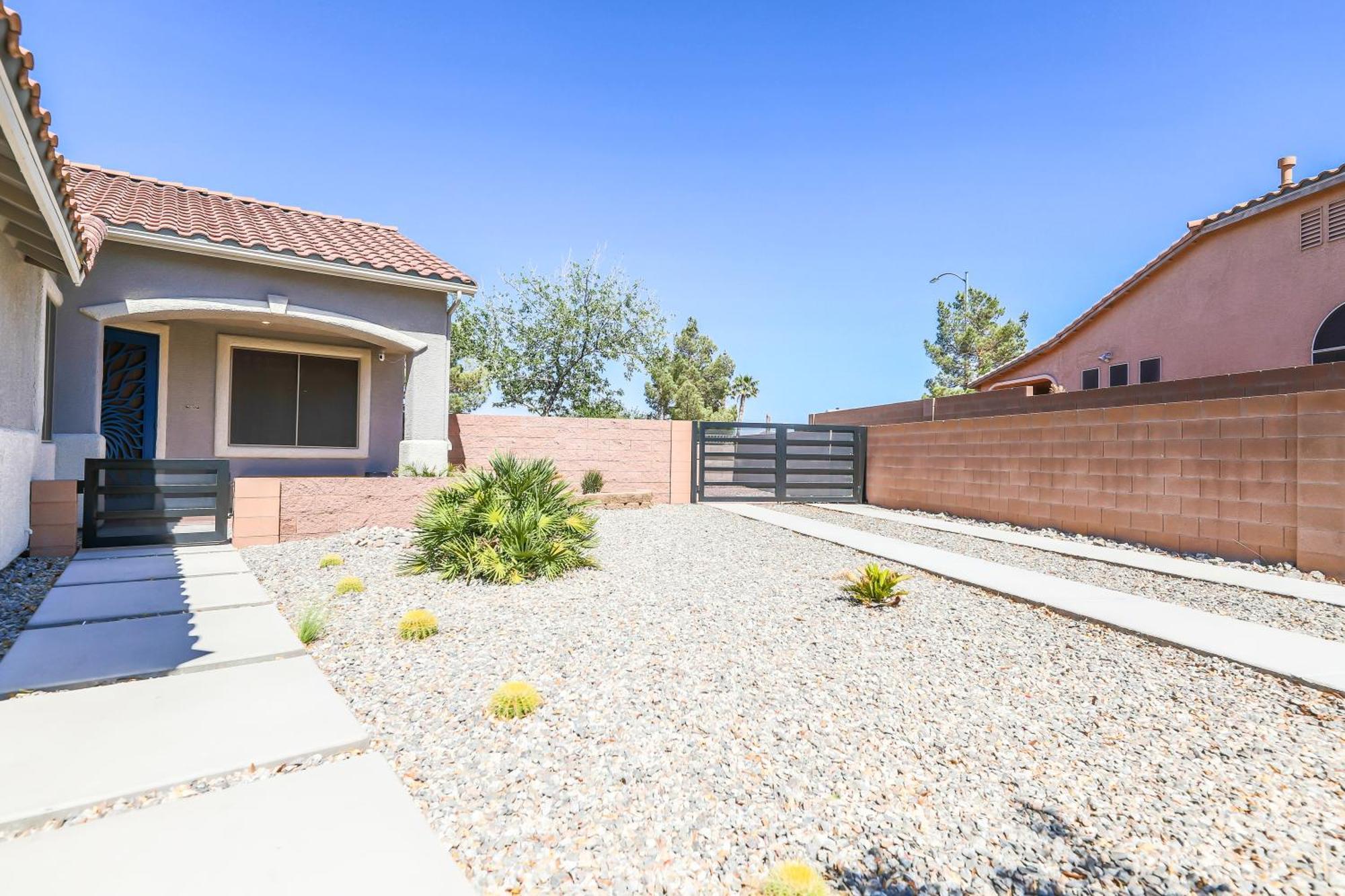 Vegas-style Desert Luxury: Themed Bedrooms, Game Room, Fire Pit & Jacuzzi. Only 20 Min To The Strip! Villa