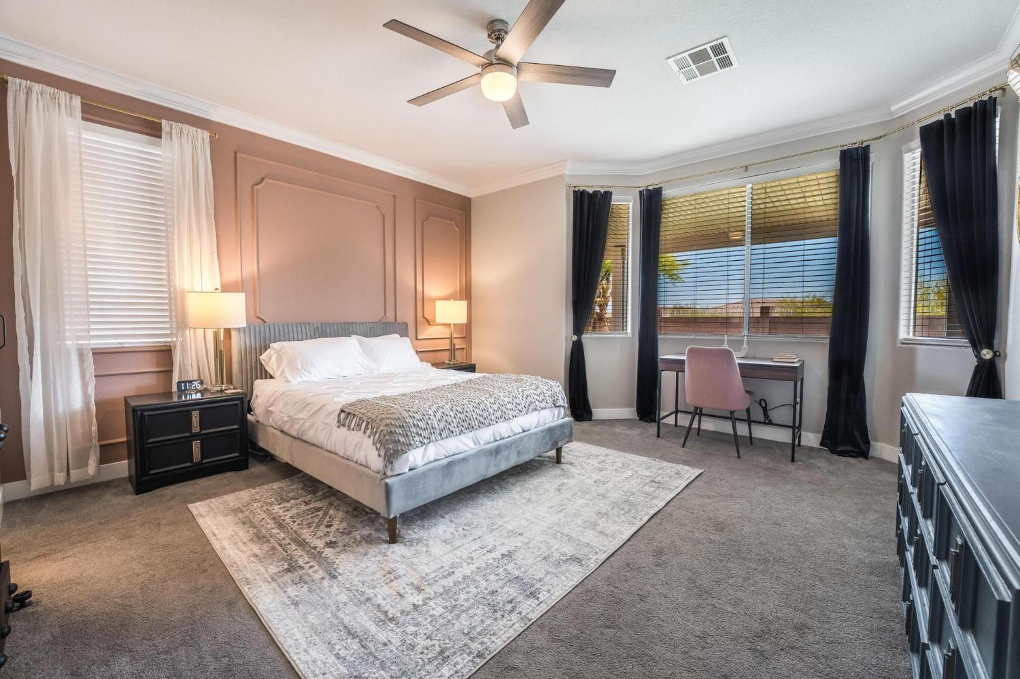 Vegas-style Desert Luxury: Themed Bedrooms, Game Room, Fire Pit & Jacuzzi. Only 20 Min To The Strip! *