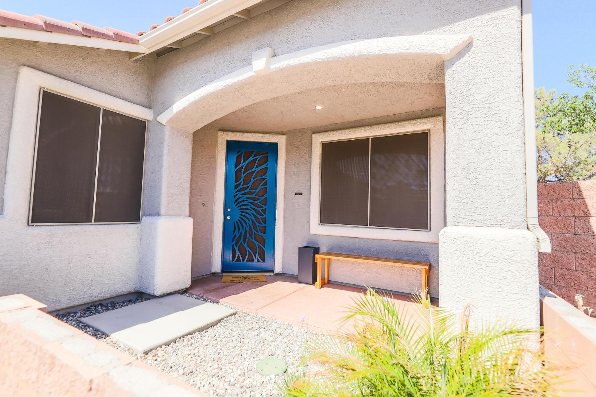 Vegas-style Desert Luxury: Themed Bedrooms, Game Room, Fire Pit & Jacuzzi. Only 20 Min To The Strip! *