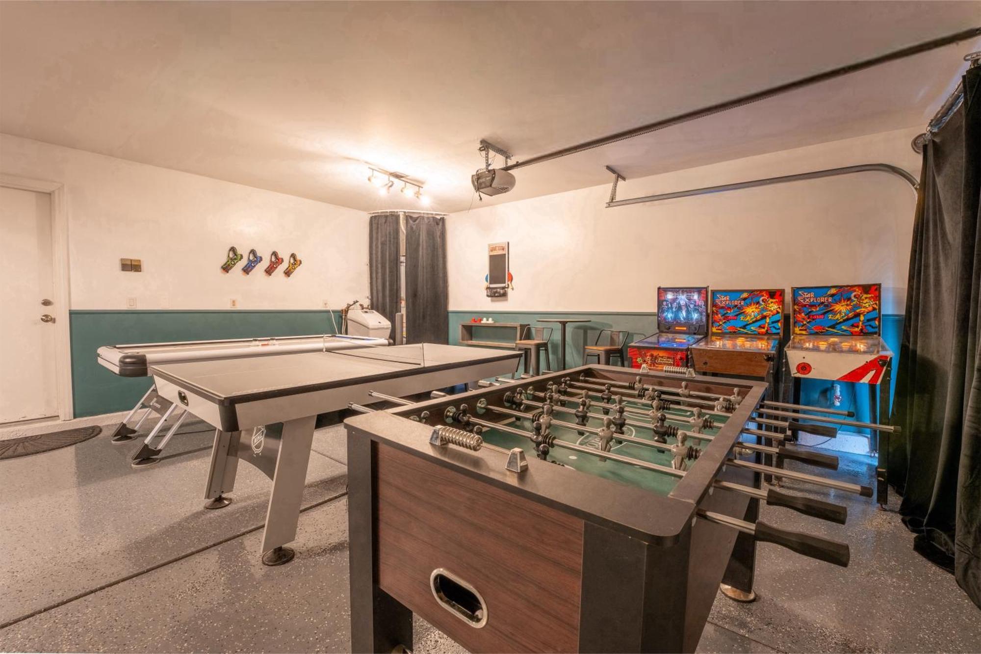 Villa Vegas-style Desert Luxury: Themed Bedrooms, Game Room, Fire Pit & Jacuzzi. Only 20 Min To The Strip! *