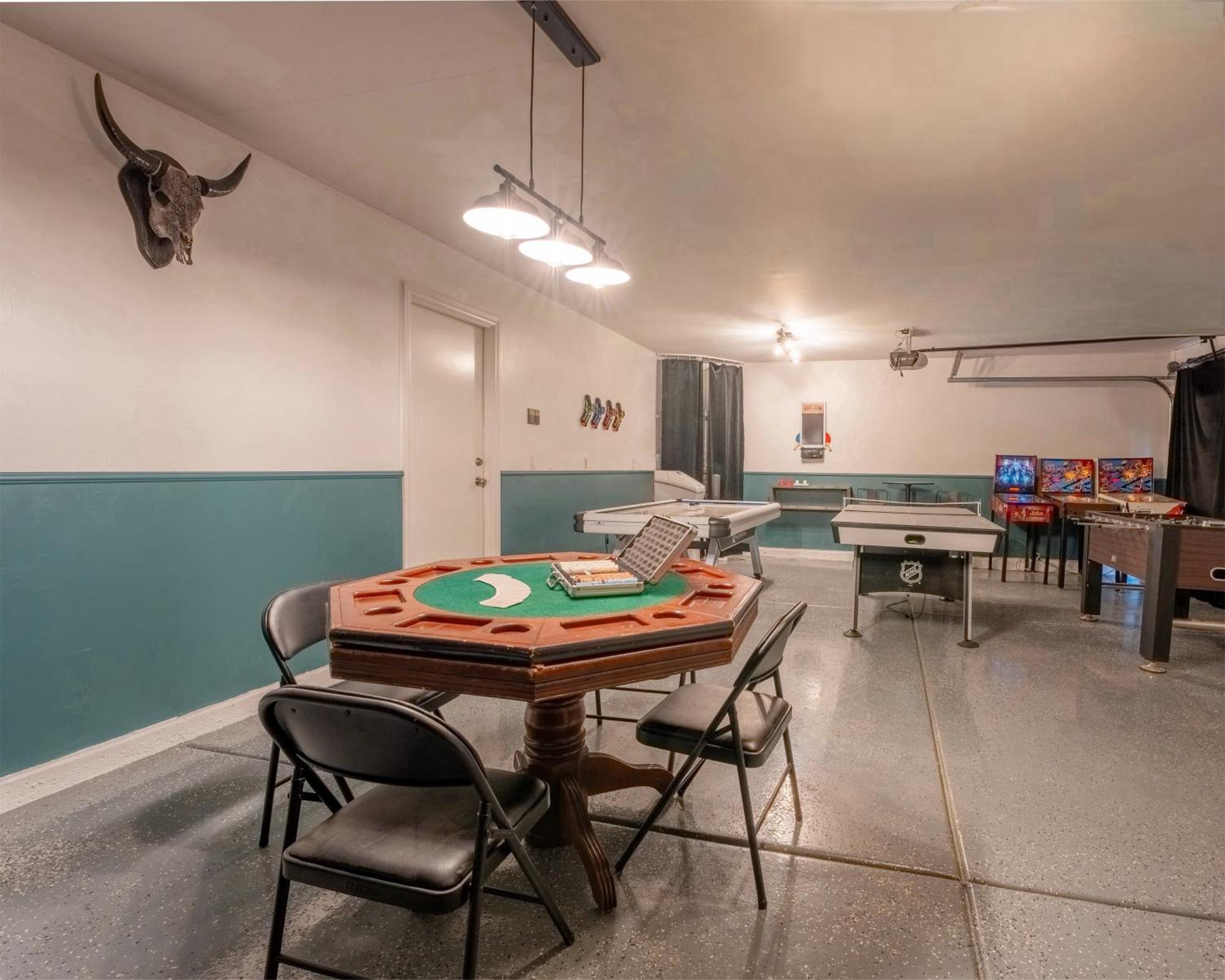 Vegas-style Desert Luxury: Themed Bedrooms, Game Room, Fire Pit & Jacuzzi. Only 20 Min To The Strip! Villa *