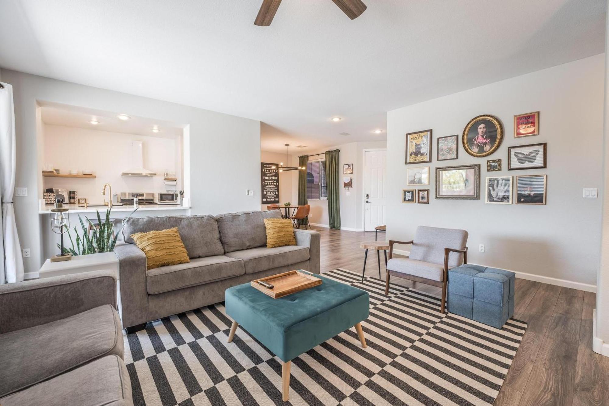 Vegas-style Desert Luxury: Themed Bedrooms, Game Room, Fire Pit & Jacuzzi. Only 20 Min To The Strip! Las Vegas