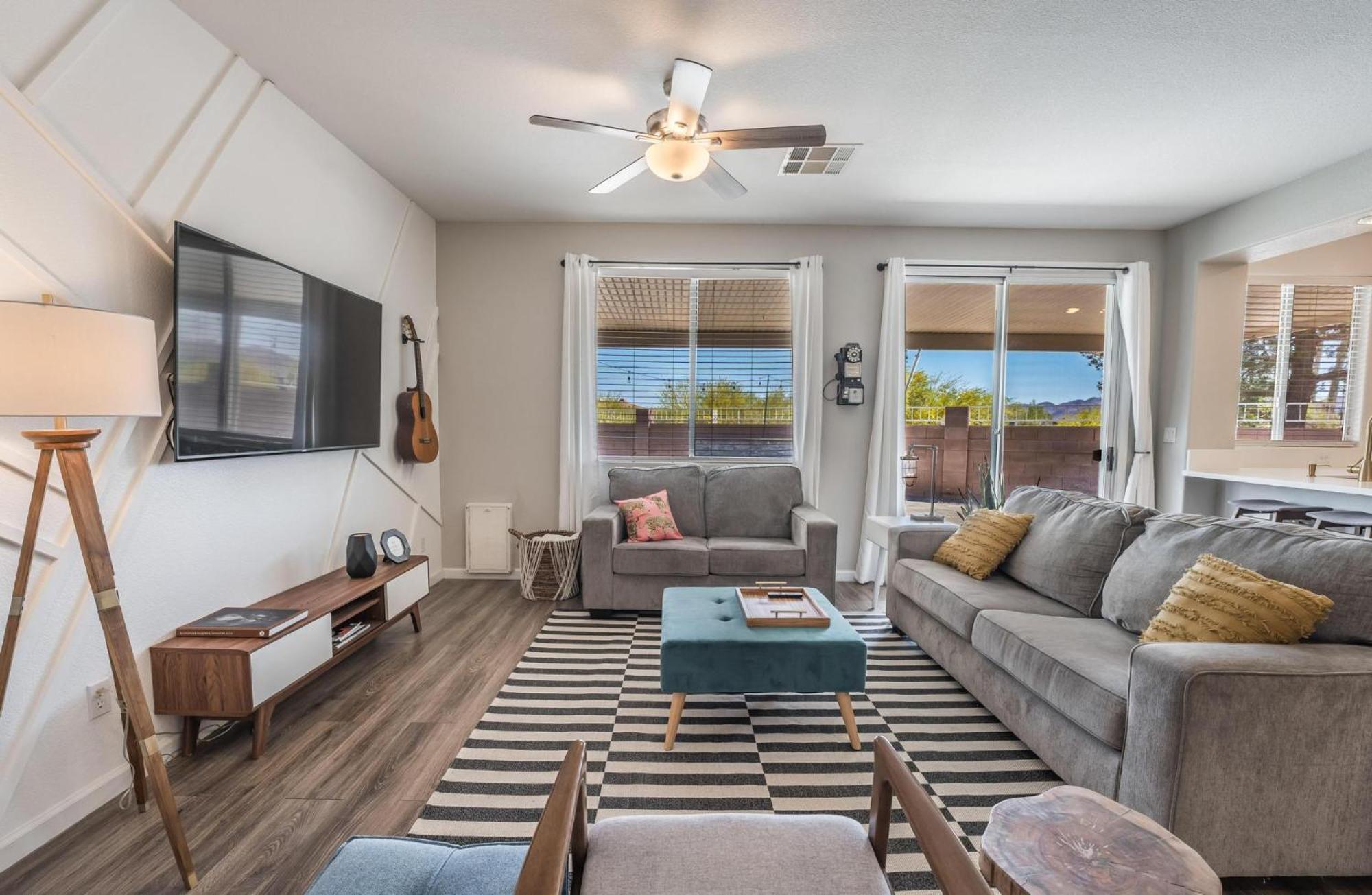 Vegas-style Desert Luxury: Themed Bedrooms, Game Room, Fire Pit & Jacuzzi. Only 20 Min To The Strip! Las Vegas