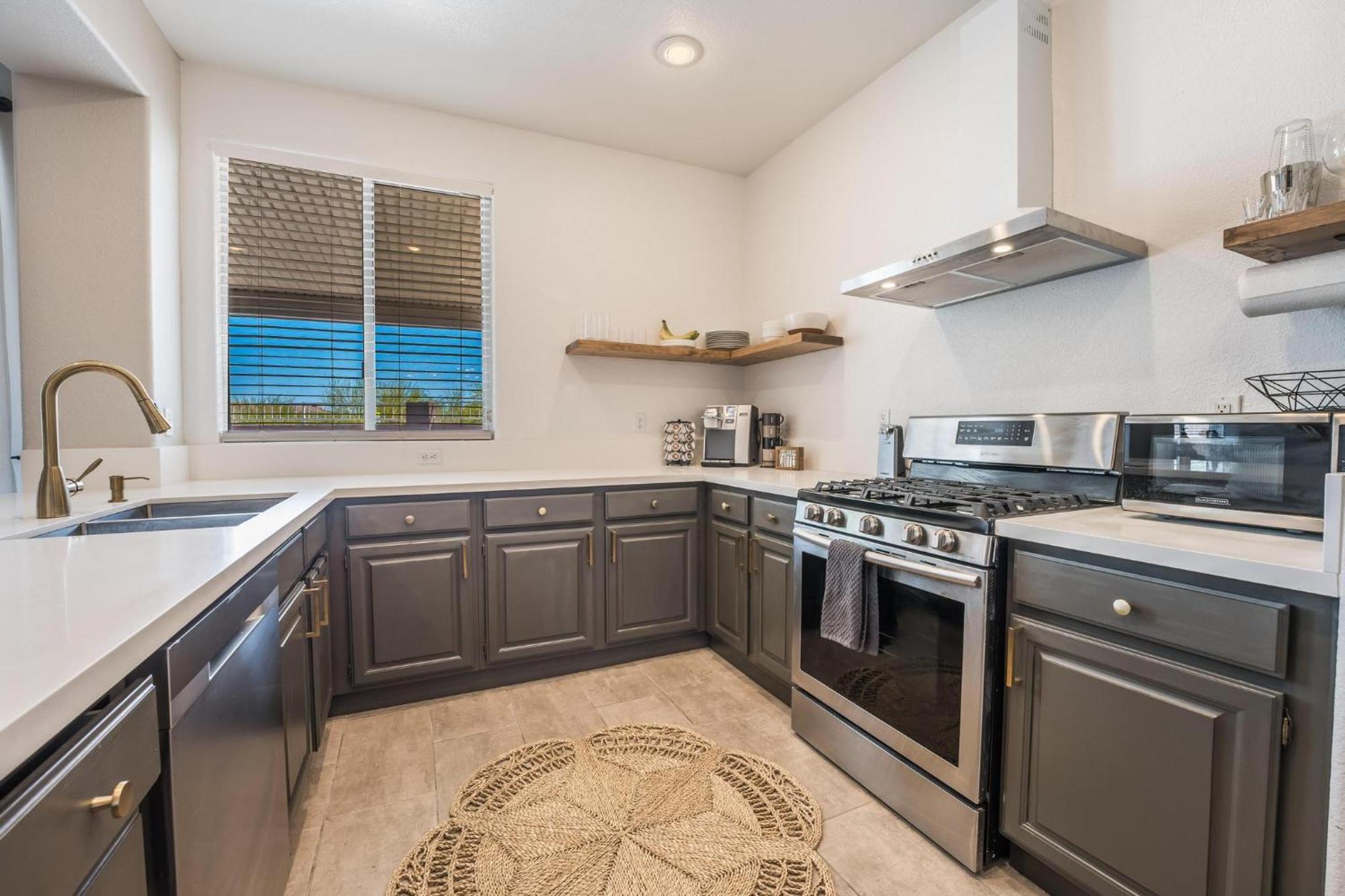 Villa Vegas-style Desert Luxury: Themed Bedrooms, Game Room, Fire Pit & Jacuzzi. Only 20 Min To The Strip!