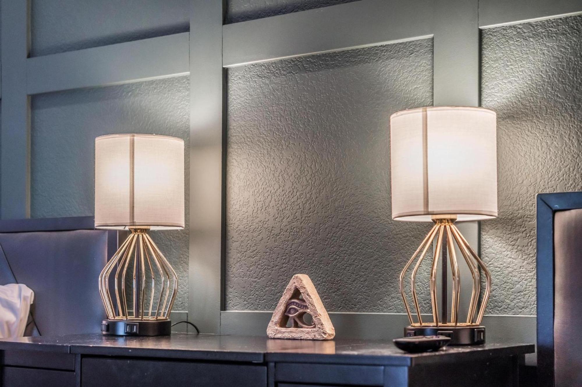 Vegas-style Desert Luxury: Themed Bedrooms, Game Room, Fire Pit & Jacuzzi. Only 20 Min To The Strip! * Las Vegas
