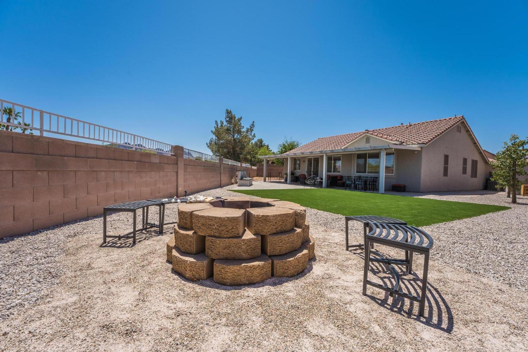 Villa Vegas-style Desert Luxury: Themed Bedrooms, Game Room, Fire Pit & Jacuzzi. Only 20 Min To The Strip!