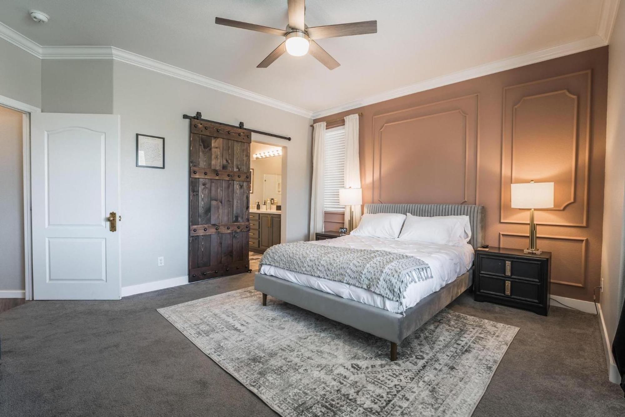 Villa Vegas-style Desert Luxury: Themed Bedrooms, Game Room, Fire Pit & Jacuzzi. Only 20 Min To The Strip! Las Vegas