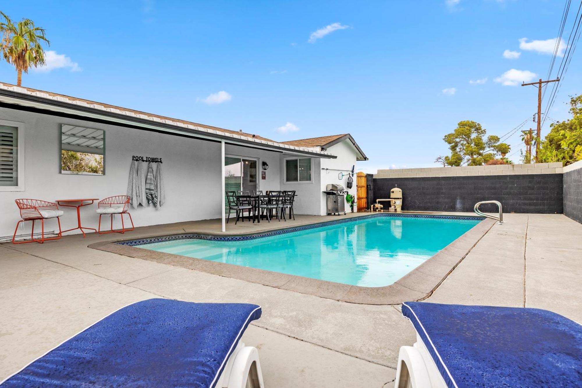 Close To Strip, King Beds, Pool, Bbq, Modern Holiday home