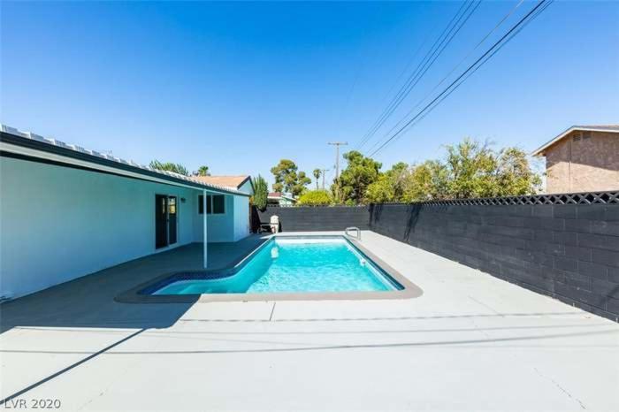 Close To Strip, King Beds, Pool, Bbq, Modern Holiday home *