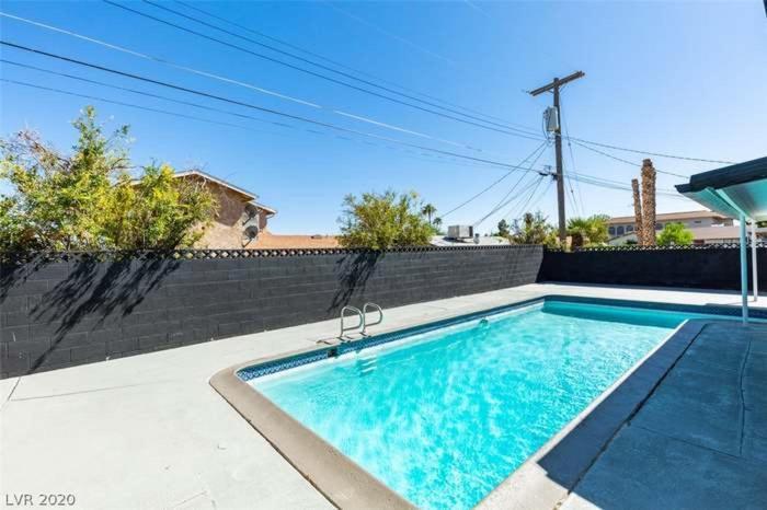 Close To Strip, King Beds, Pool, Bbq, Modern Holiday home *