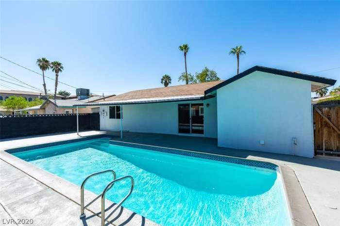 Close To Strip, King Beds, Pool, Bbq, Modern Holiday home Las Vegas