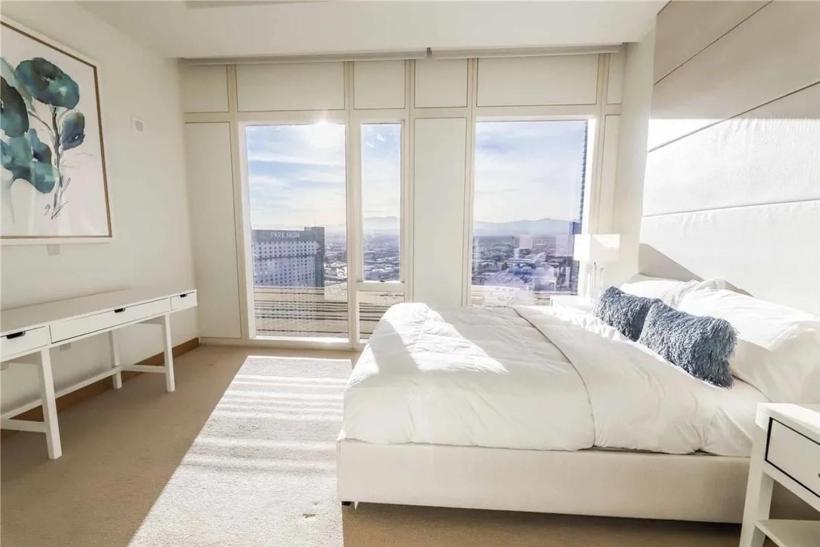 Elegant Corner 2 Bedroom With Floor To Ceiling Windows Las Vegas