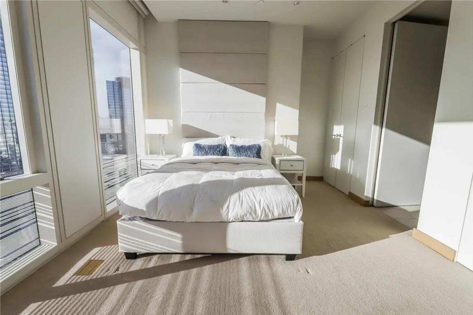 Elegant Corner 2 Bedroom With Floor To Ceiling Windows Apartment