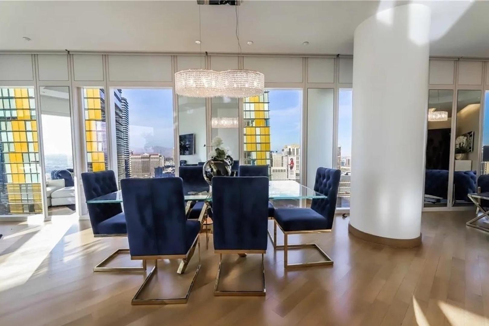 Elegant Corner 2 Bedroom With Floor To Ceiling Windows Apartment *