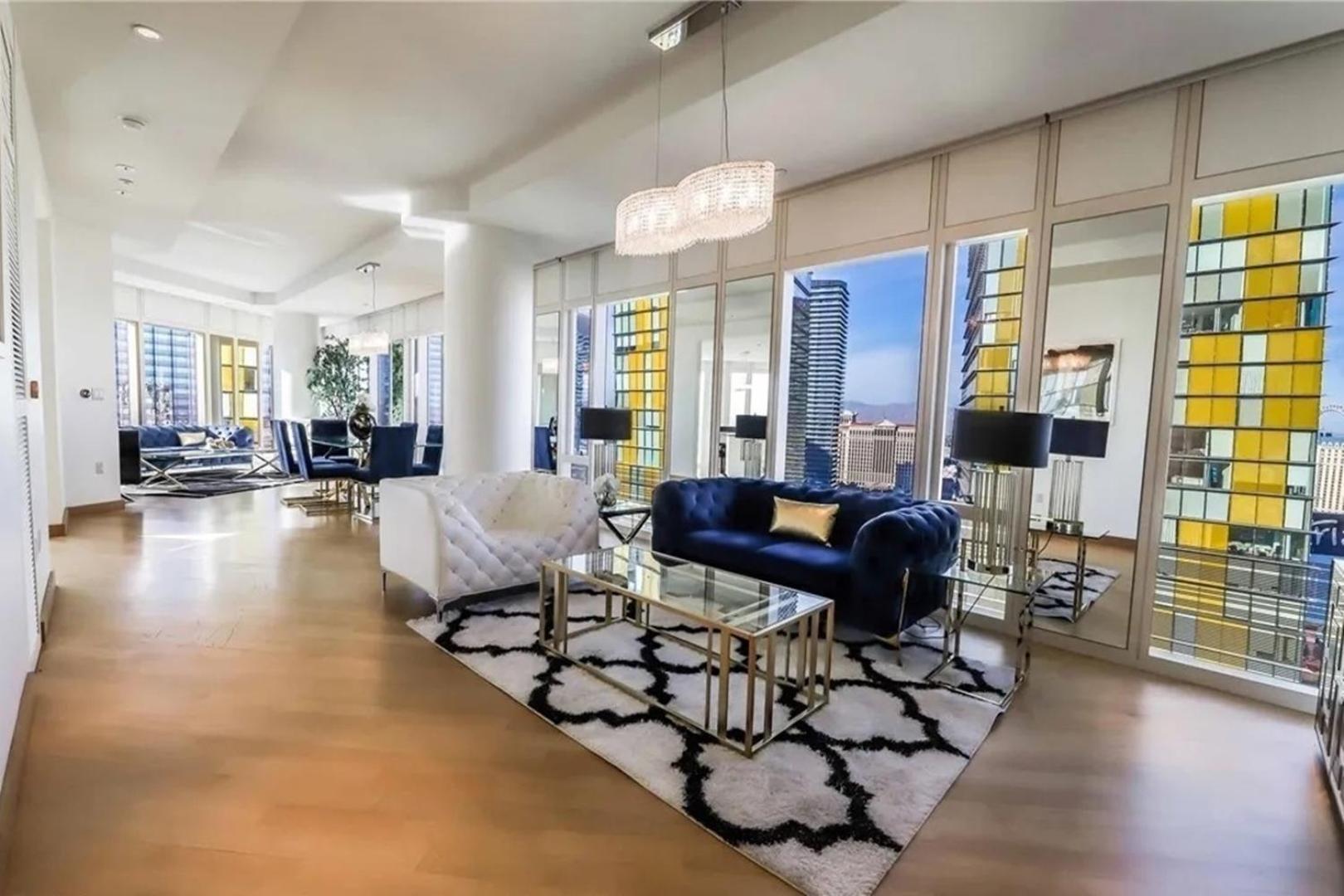 Elegant Corner 2 Bedroom With Floor To Ceiling Windows Apartment *