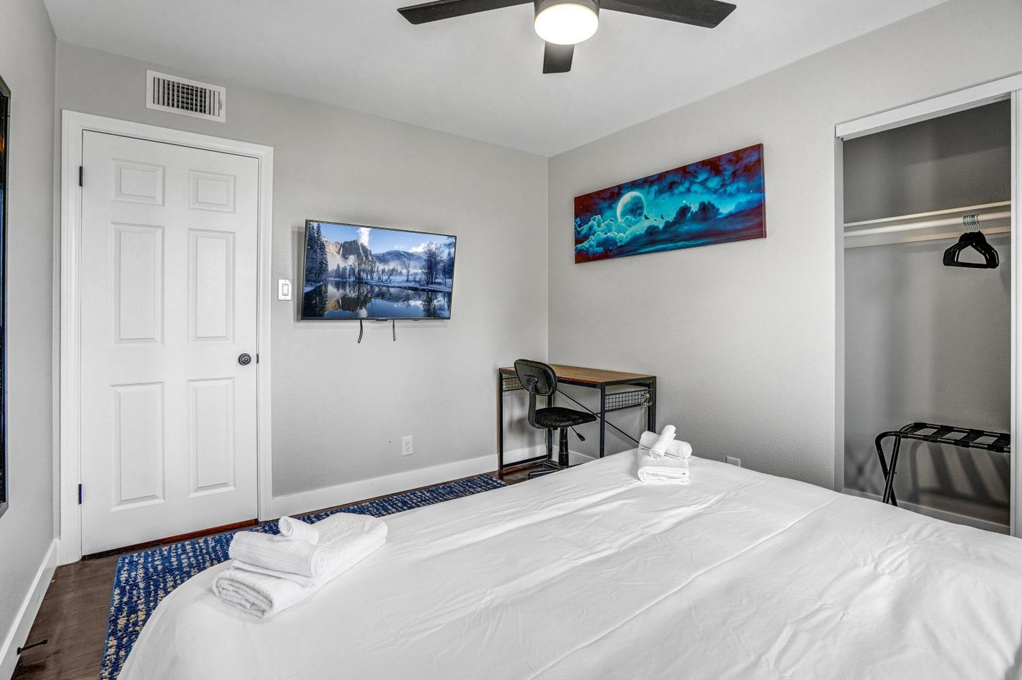 Ferienhaus Family Reunion, Remodeled, King Beds, X-box, Desks *