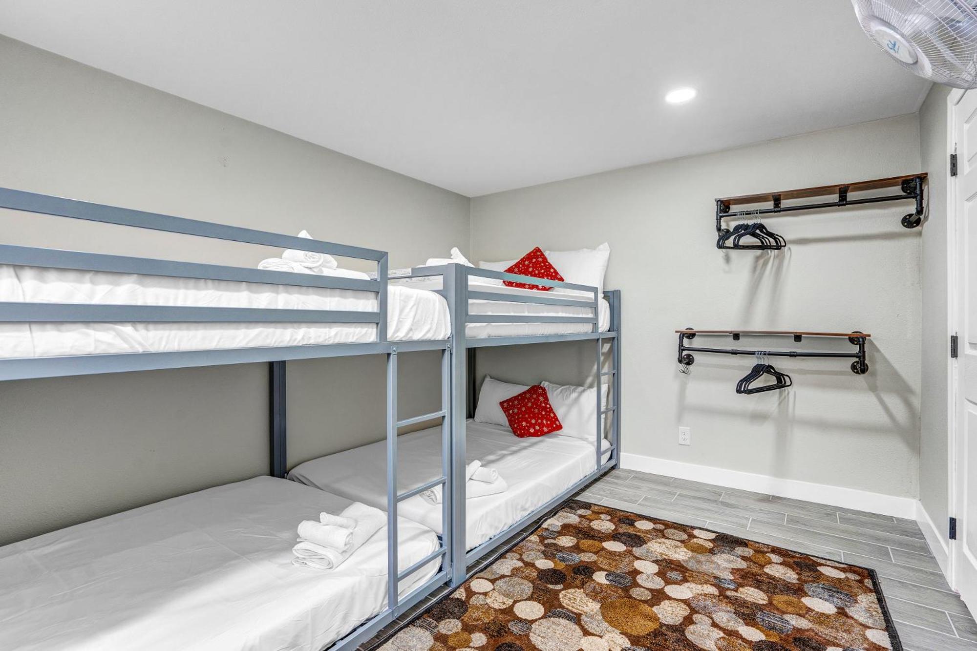 Family Reunion, Remodeled, King Beds, X-box, Desks Ferienhaus