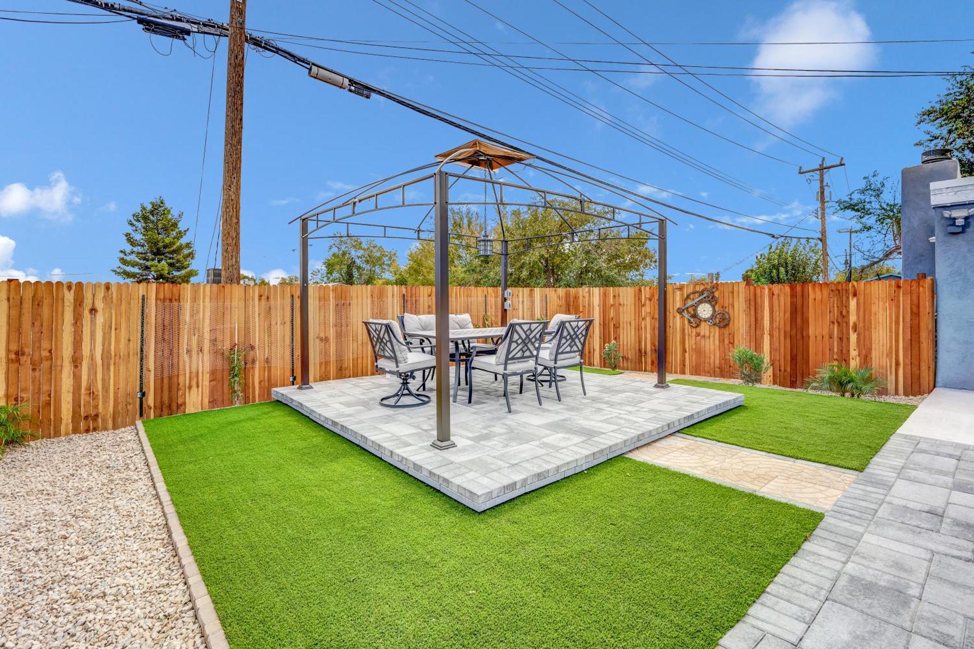 Big Group, Remodeled, Landscaped, King Beds, Desks Holiday home