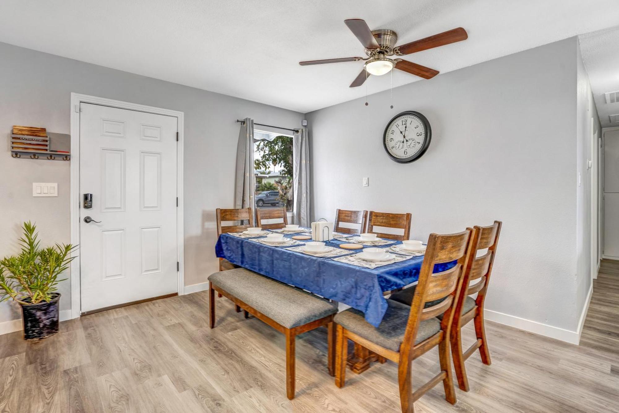Big Group, Remodeled, Landscaped, King Beds, Desks Holiday home *