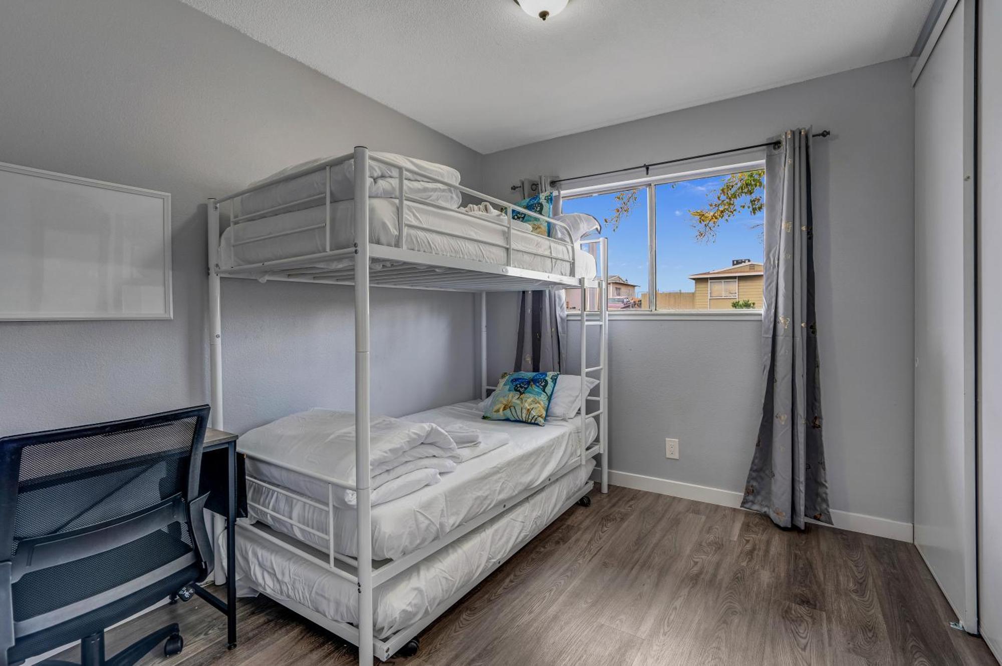 Holiday home Big Group, Remodeled, Landscaped, King Beds, Desks *