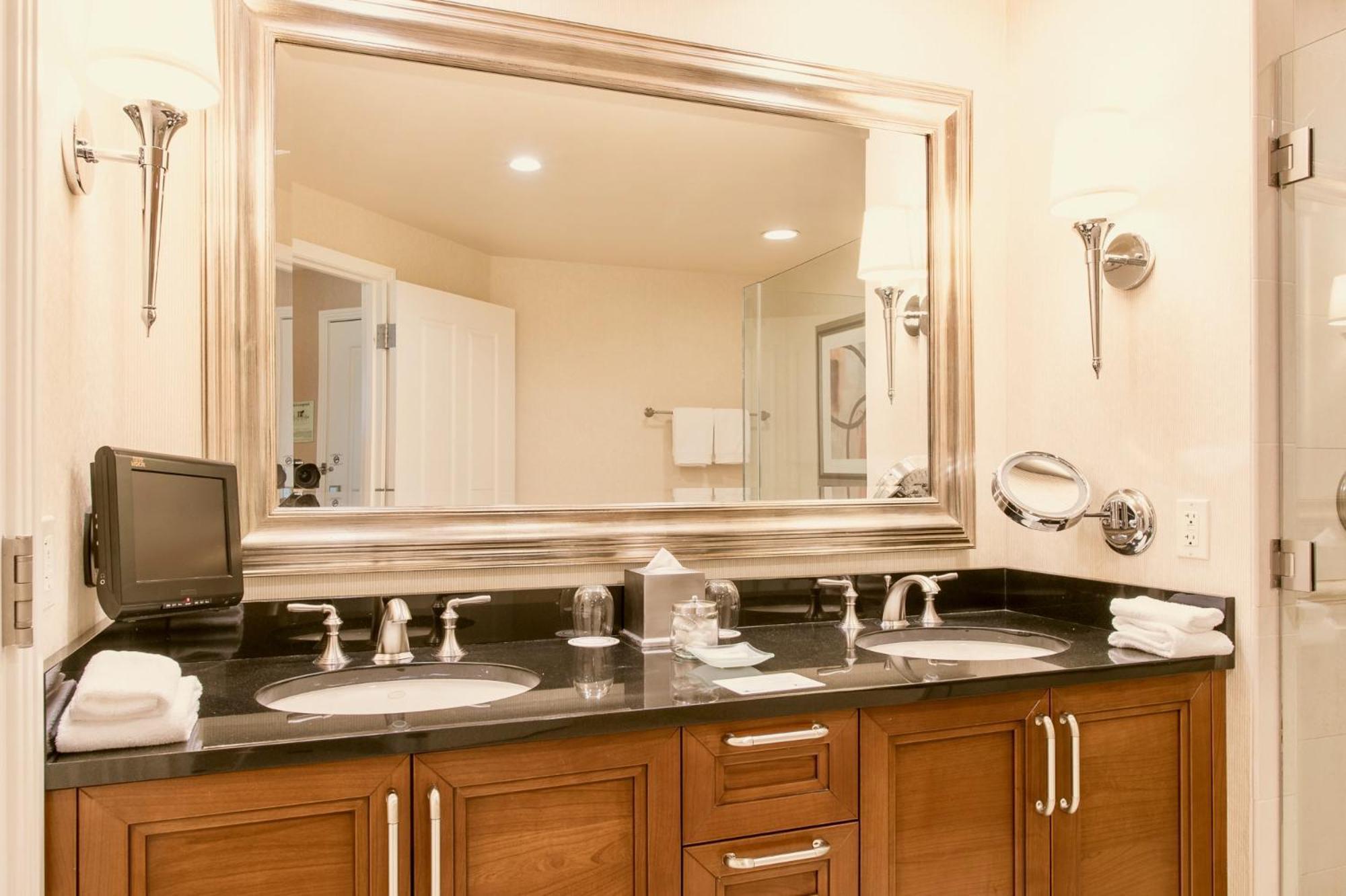 Strip View - No Fee ! Apartment
