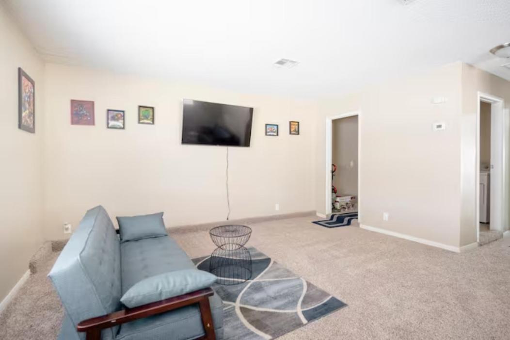 Pool 4 Bedroom 2 Bath Close To Strip Holiday home Las Vegas