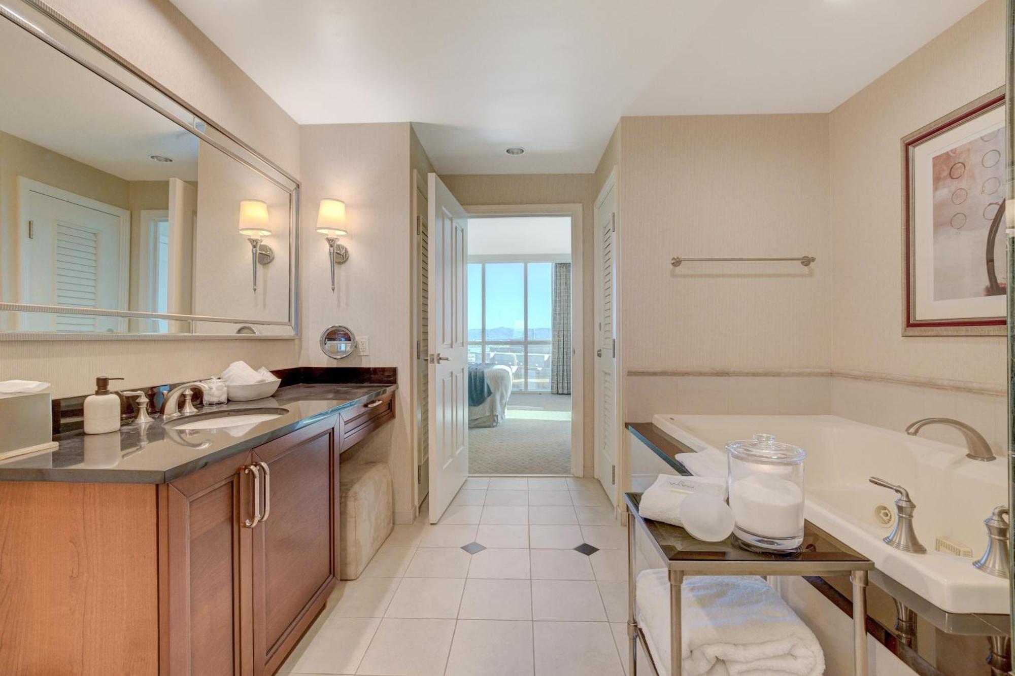Luxe 1br 2bth Mgm Signature Balcony