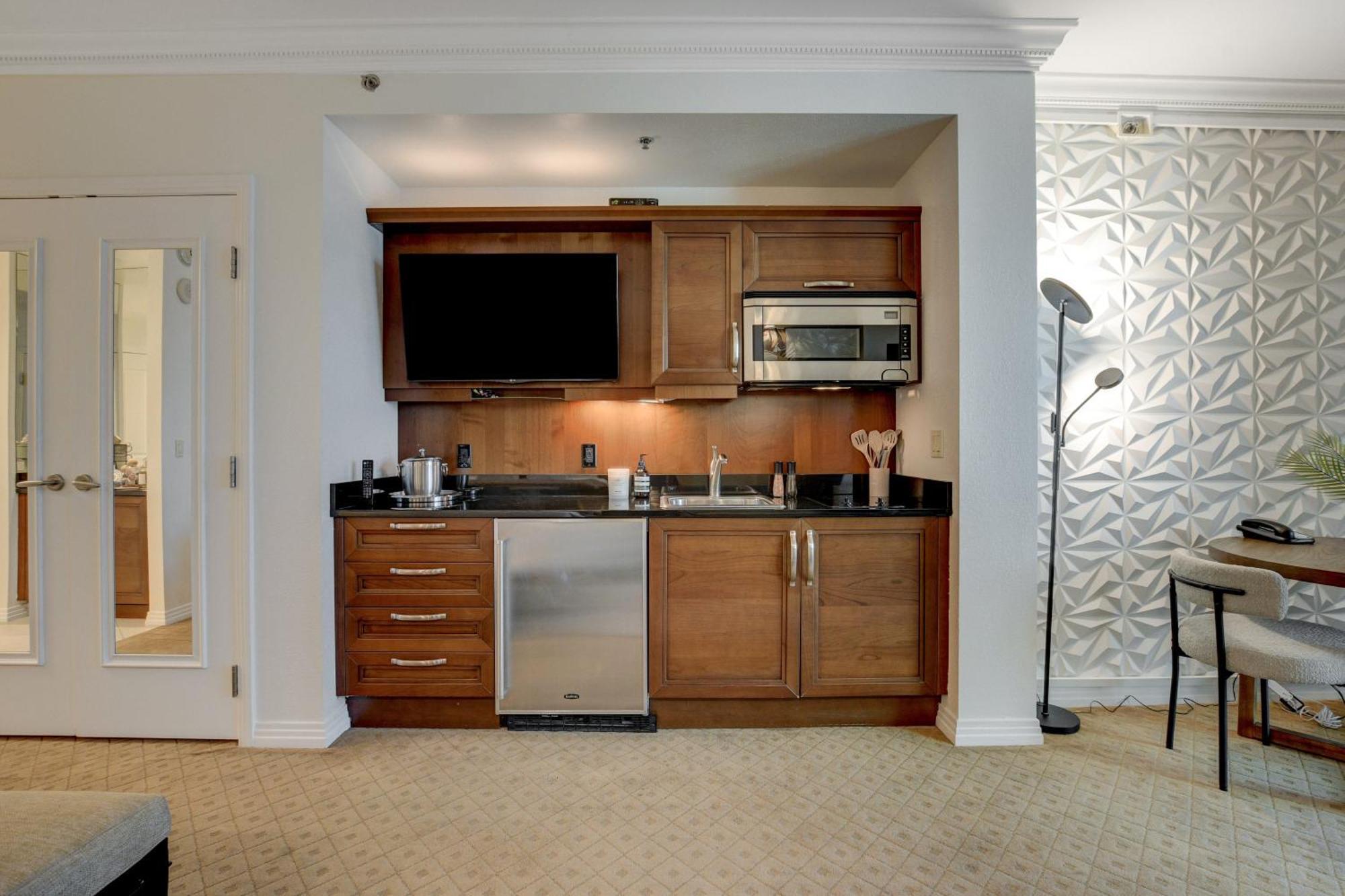 Jewel W/balcony Mgm Signature * 23rd Floor* Strip View *