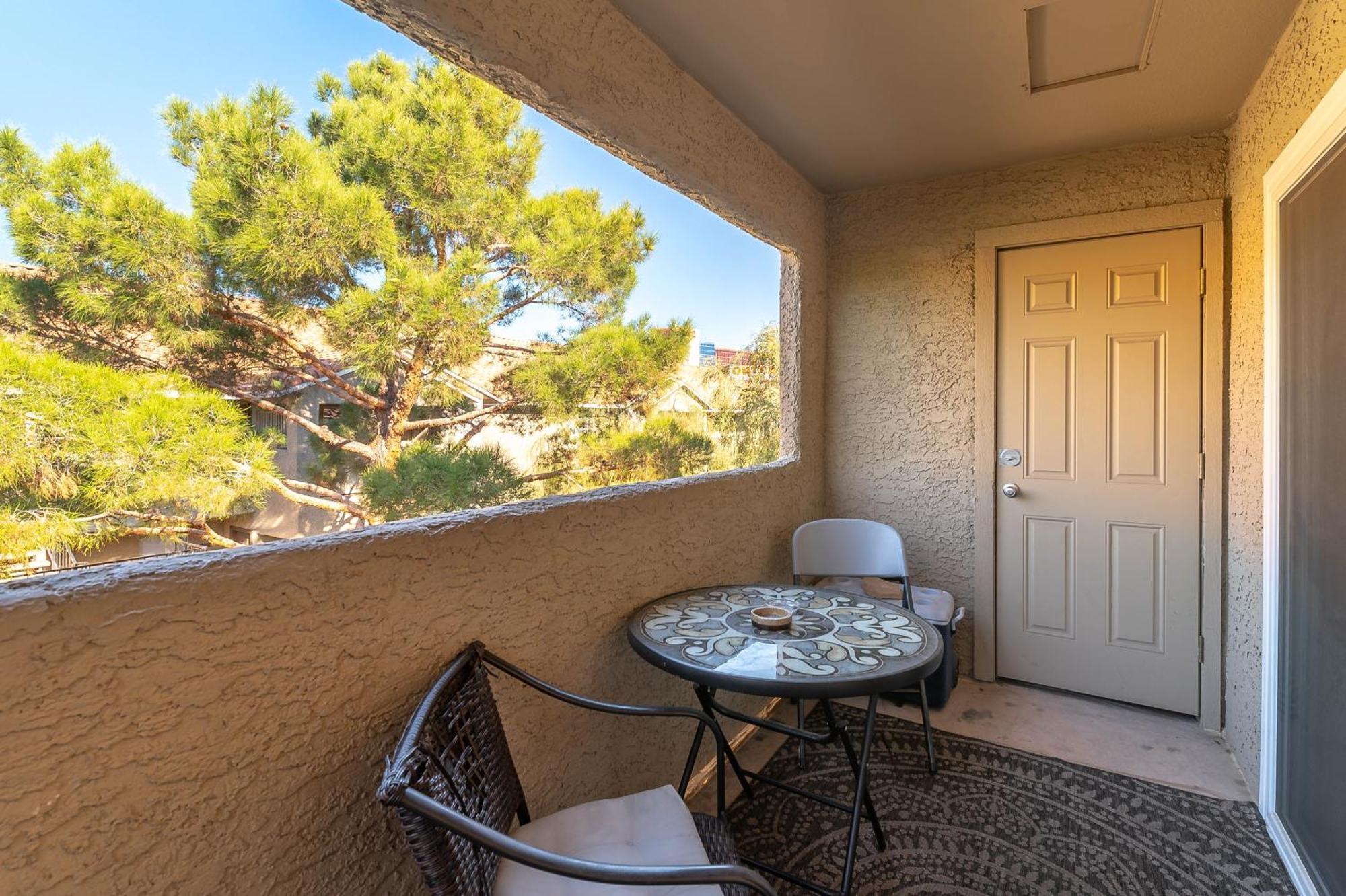 Rio-adjacent 2br Pool, Gym, Free Parking Las Vegas