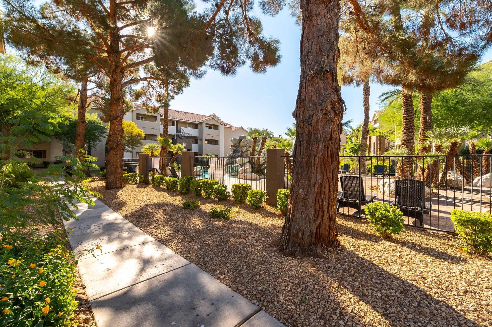 Rio-adjacent 2br Pool, Gym, Free Parking Apartment Las Vegas