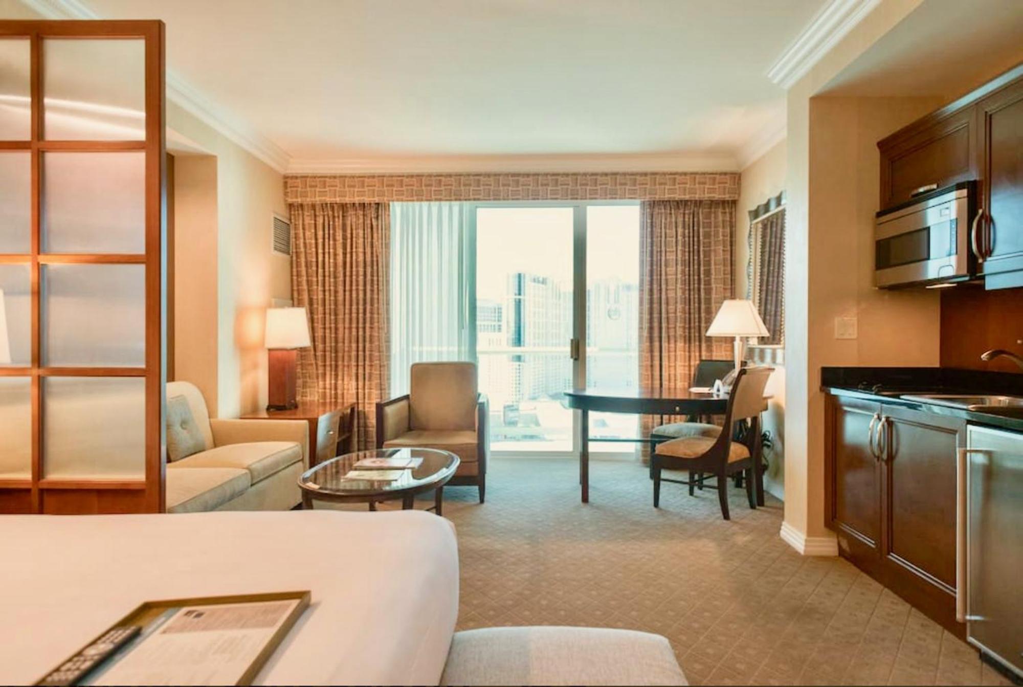 Apartment Strip View Balcony Suites - No Fee !